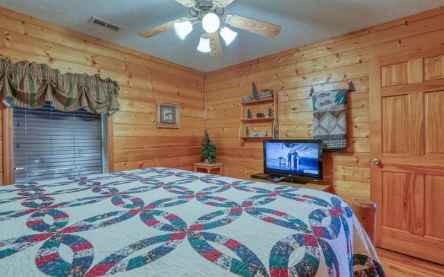 An Amazing View - 4 Bedrooms, 3.5 Baths, Sleeps 10 Cabin by RedAwning