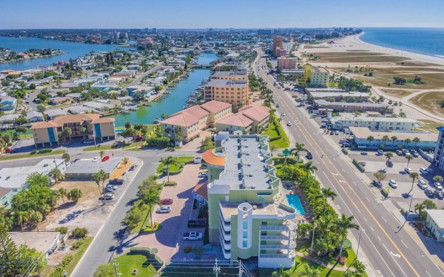 Crystal Palms 405