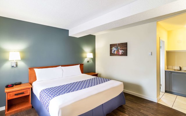 Econo Lodge Inn & Suites University