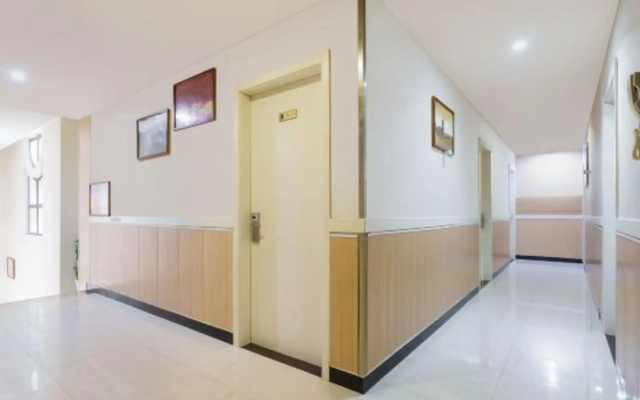 Yibai Liangpin Hotel (Shanghai Pudong Airport Store)