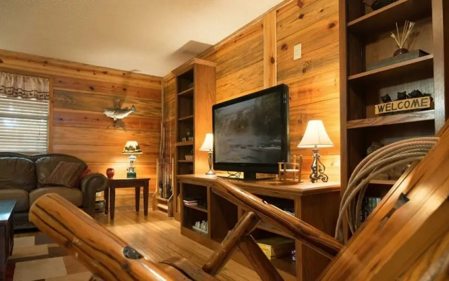 Bear Hollow Cabin With Hot Tub Minutes Away From Beavers Bend State Park and Broken Bow Lake by Redawning