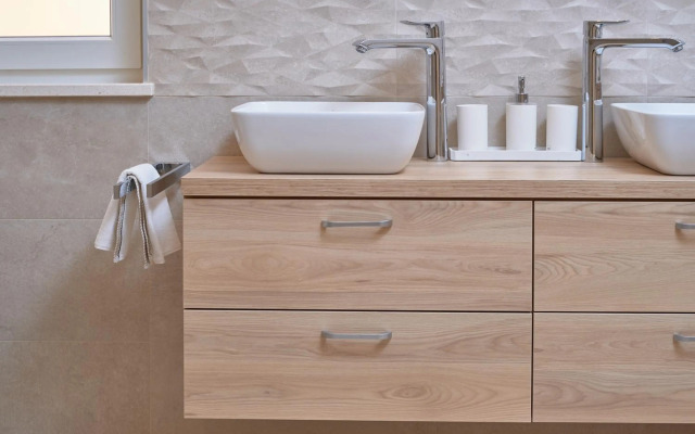 M Entire floor in a spacious house with pool