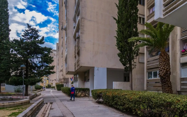 2 bedroom apartment/parking/market