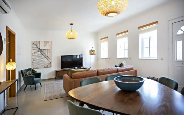 Pink House in Faro With 3 Bedrooms and 3 Bathrooms