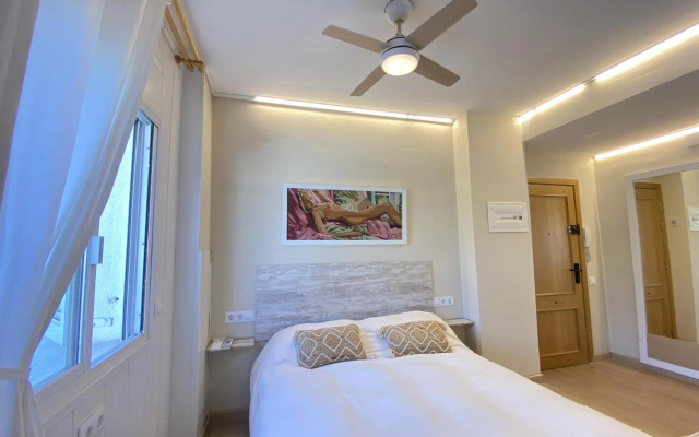 R126 Beachfront Apartment Sant Salvador