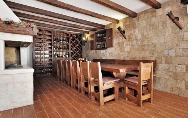 Beautiful Home in Makarska With Wifi and 7 Bedrooms