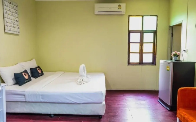 RoomQuest Amphawa Floating Market