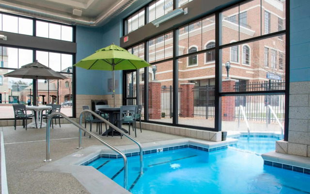 Courtyard by Marriott Holland Downtown