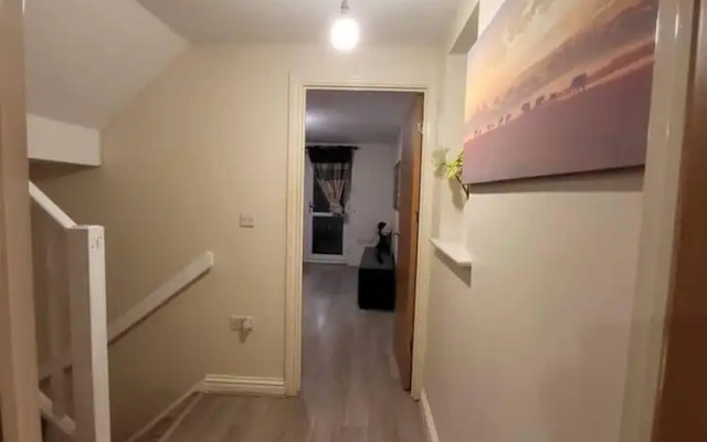 Lovely 4 Bedroom Home With Private Parking