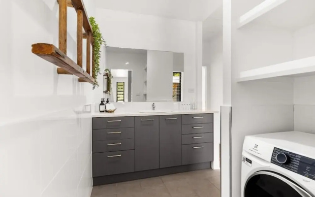 Tin & Timber by Charlesworth – Guest Rooms – Sapphire Beach