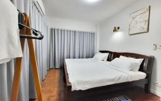 Poon House Nimman: Spacious Stay Near Attractions