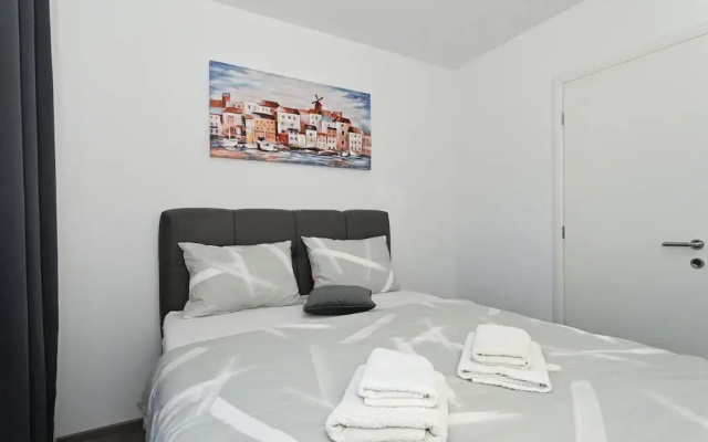 Stylish Kaštela Apartment With Modern Amenities and Free Parking