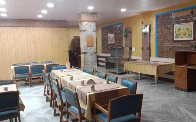 Pop 90621 Hotel Vedant