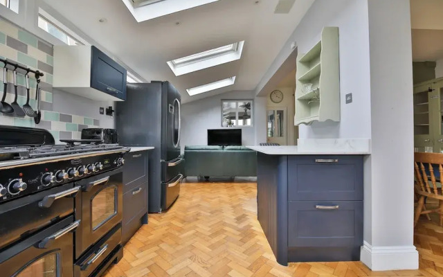 4 Bed House with Pool Table & Parking