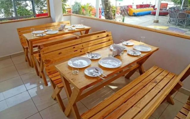 Apricus Inn Riverside