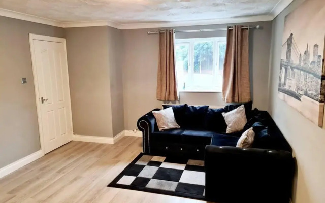 Modern & Spacious - Walk to London Excel- Parking
