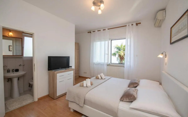 Villa Tomić Apartment Mia near the sea