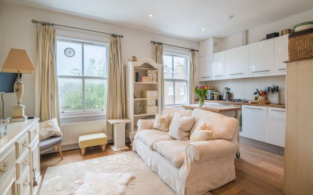 Charming Chelsea Home by the River Thames