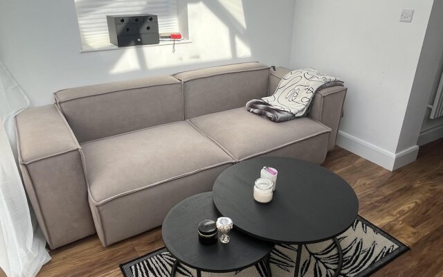 Newly Refurbished 1-bed Apartment in Croydon Se25