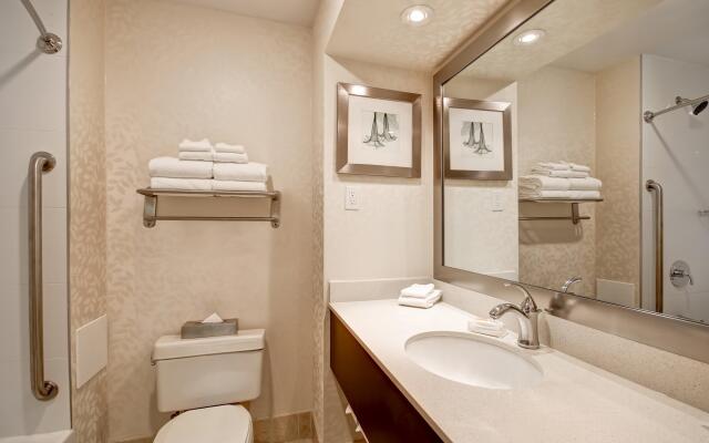Holiday Inn & Suites Windsor Ambassador Bridge by IHG