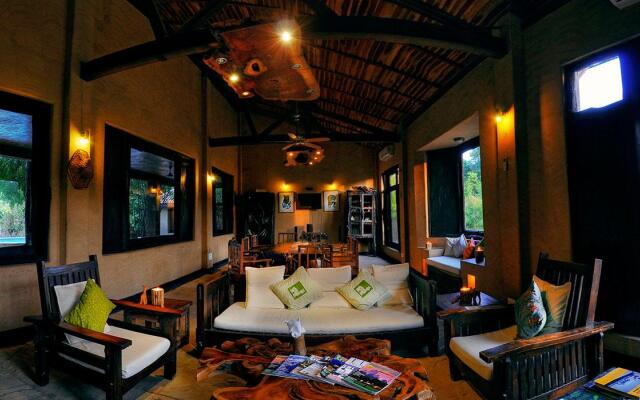 Pugdundee Safaris - Kanha Earth Lodge