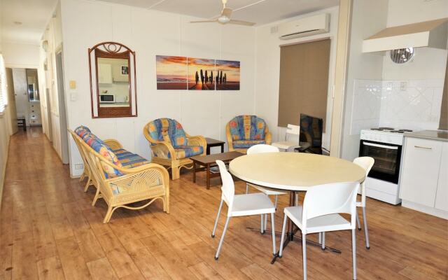 Getaway Villas Unit 3 - 3 Bedroom Self-Contained Villa with a Deck