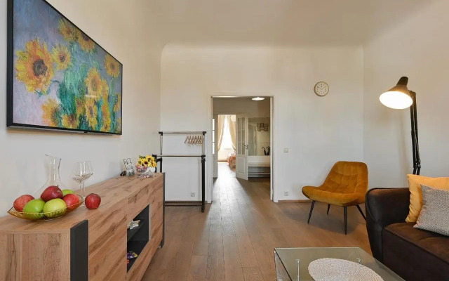 Old Town Riverside Apartment