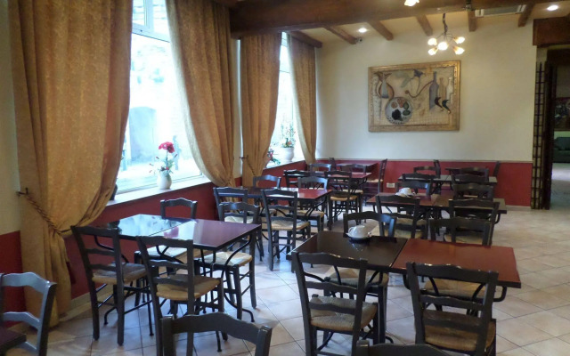 Brit Hotel Acacias