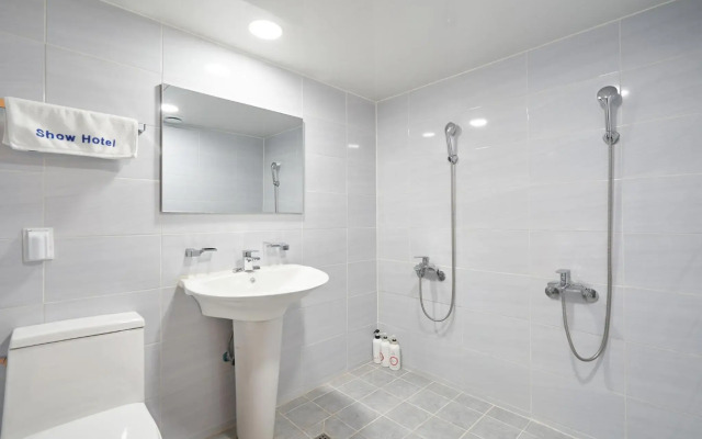 Show Hotel