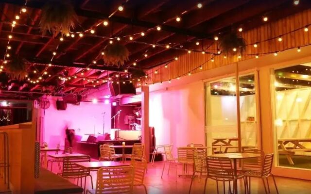 Barrys Beach Road Hotel