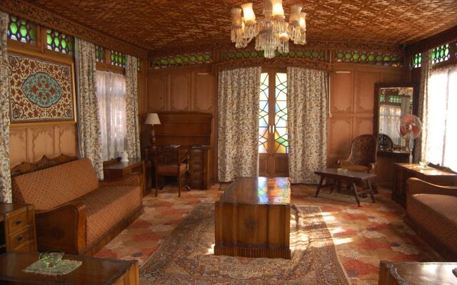 New Alexandra Houseboats