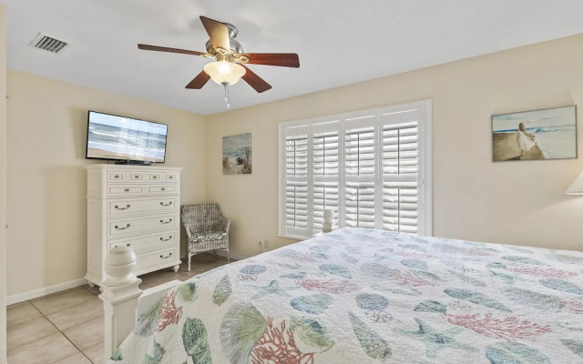 Colony Beach Club 125