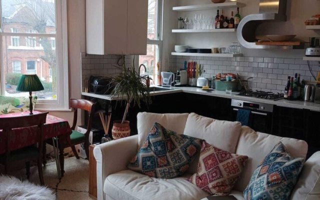 Elegant and Quirky 2BD Flat - Kensal Rise