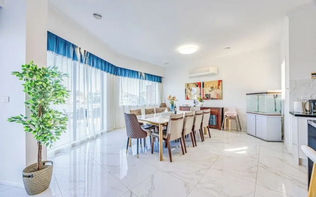 StayAU 6BR Deluxe Lakeview Point Cook