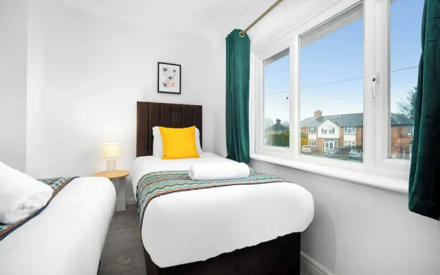 Stylish Three Bedroom Retreat With Garden