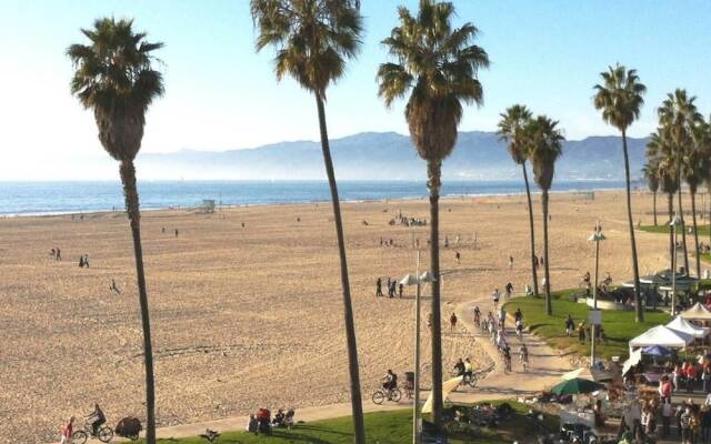 One Bed/1Bath + Private Balcony WALK TO BEACH