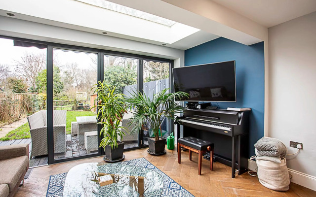 Modern and Spacious Colliers Wood Home