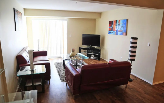 Vibrant Flat 10 min drive downtown