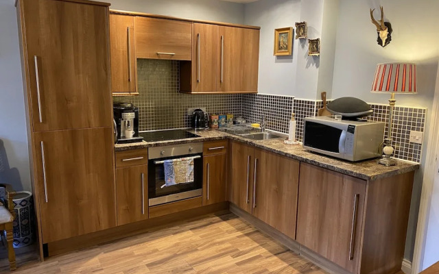 Quirky Town Centre Apartment With River Terrace