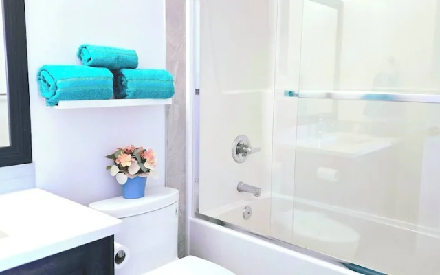 Modern 3BR Home Edmonton Near by Airport