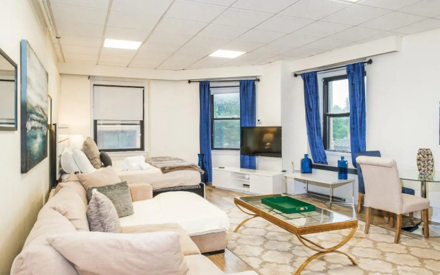 Beautiful Studio + Train | Theatre District | Evonify