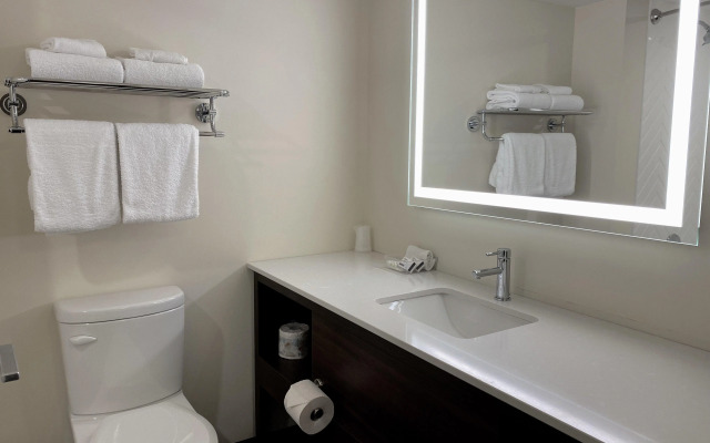 Holiday Inn Victoria Elk Lake by IHG