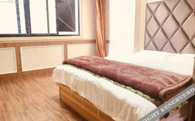 Nayong Qiandihong Hotel
