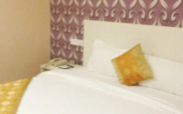 St. Lena Hotel (Shenzhen Qinghu Metro Station)