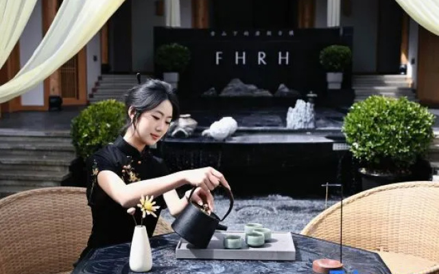 Far Hil Reflectsnow Hotel – People – Ngawa