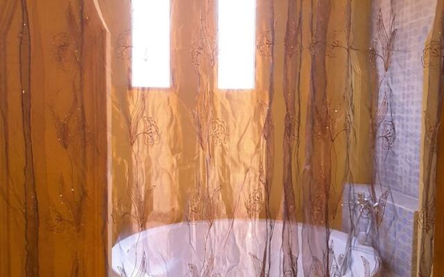 Bee Sleep Hostel & Nana Art gallery