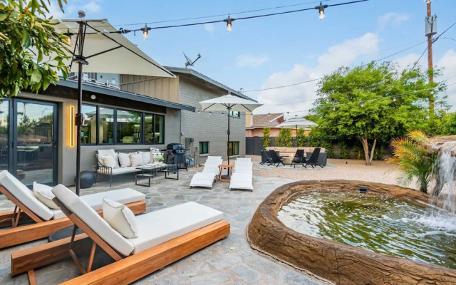 Solanova Designer Oasis With Cocktail Pool Theater