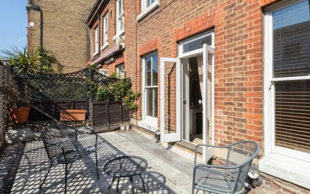 Stylish 1-bed With a Roof Terrace