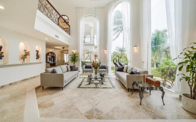 Lagoon & Beach Steps Away 5-bdrm Villa Elegancia