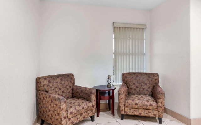 Super 8 by Wyndham Pleasanton